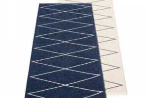 Bild von Pappelina – Max reversible carpet, 70 x 160 cm, dark blue / vanilla