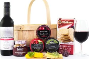 Bild von Luxury Cheese and Wine – Cheese and Wine Christmas Hamper – Christmas Gifts – Xmas Hampers – Festive Hampers – Family Christmas – Cheese Christmas