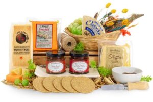 Bild von Cave Aged Cheese Basket – Cheese Christmas Hamper – Festive Hampers – Christmas Hampers For Family – Family Hamper Christmas – Cheese Christmas Gifts