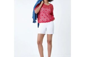 Bild von Roman Cotton Crochet T-Shirt in Red 22 female