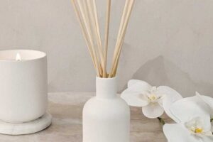 Bild von Retreat Luxury White Ceramic Scented Reed Diffuser – Geranium, Orange, Lavender & Ylang Ylang