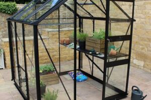 Bild von 6′ x 6′ Halls Cotswold Burford Small Greenhouse in Black with Toughened Glass (1.94m x 1.94m)