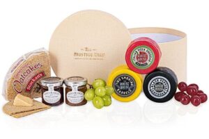 Bild von Deli Cheese Box – Cheese Christmas Hamper – Christmas Gifts – Xmas Hampers – Festive Hampers – Family Hamper Christmas – Cheese Christmas Gifts