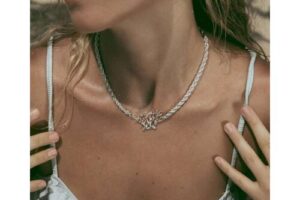 Bild von Above and Below jewellery Coral Set Gold female